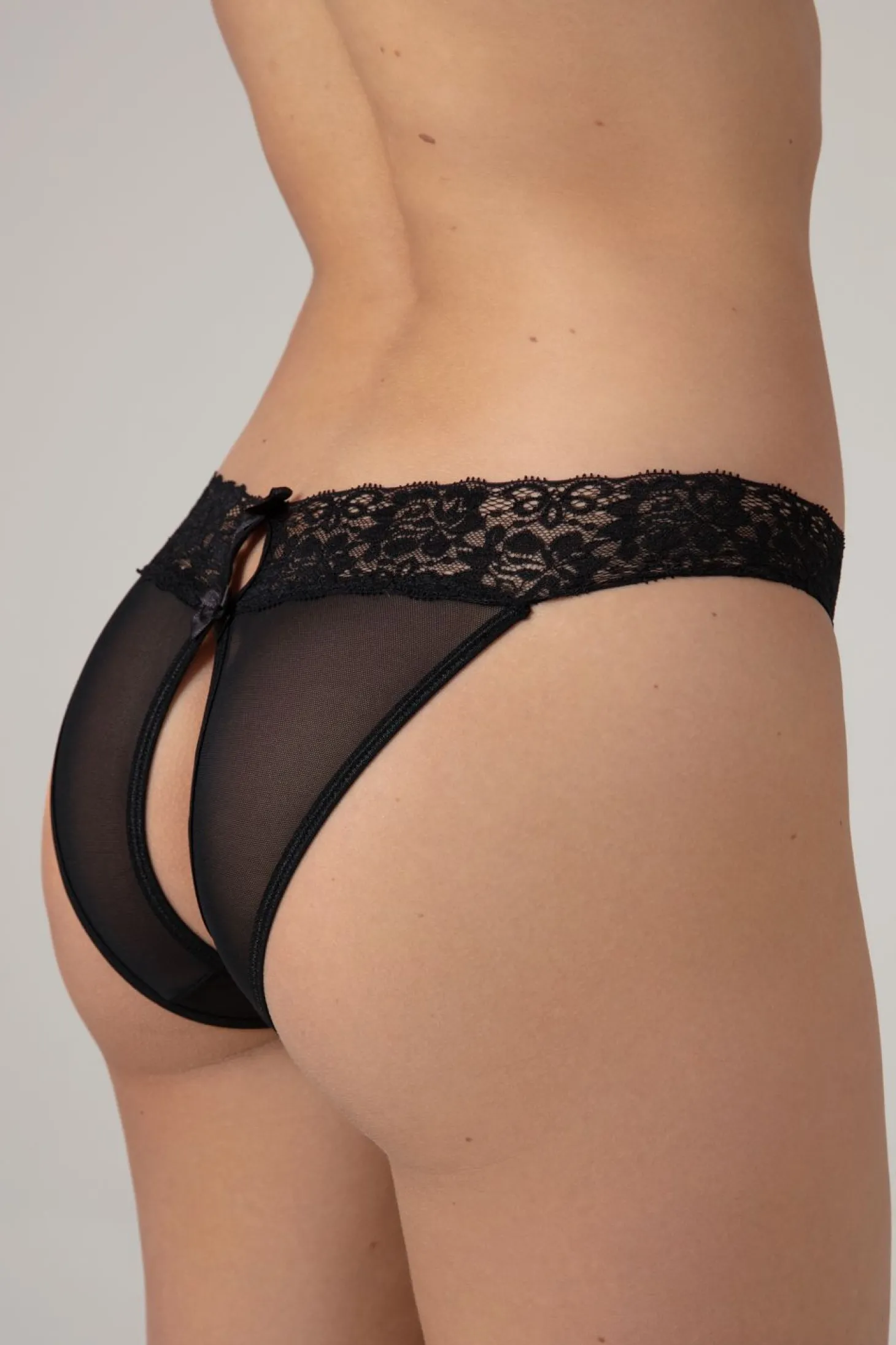 Christine - Open Kruis String - Zwart
